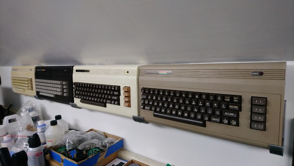 Commodore 64 / VIC-20 / 16 Wall or Desk Mount