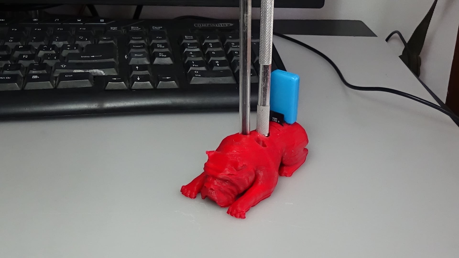 Bulldog holder Micro SD cards, USB, pencil holder and pen. (porta lapiz, SD car, USB)