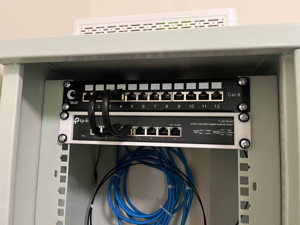TP-Link tl-sg108m2 router mount for 10 inch rack.