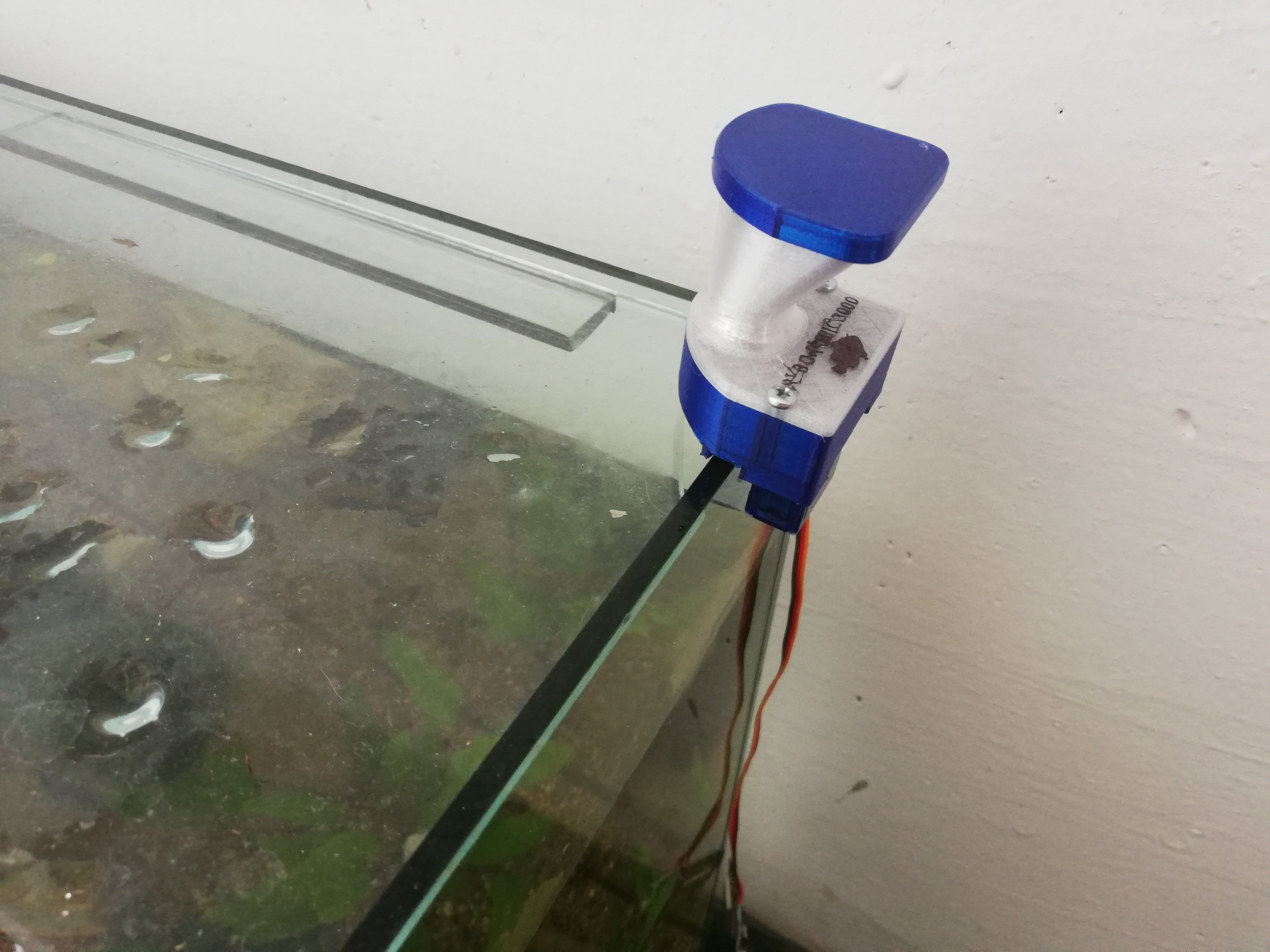 Mini automatic fish feeder