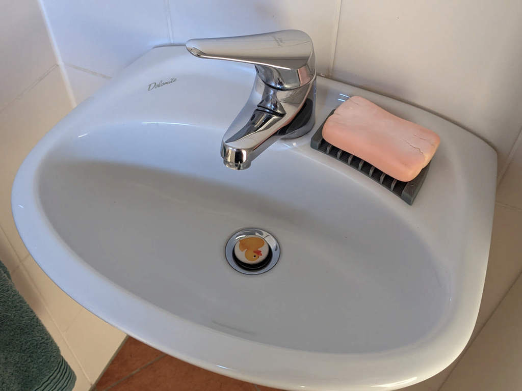 Soap dish for small washbasins in guest bathrooms
