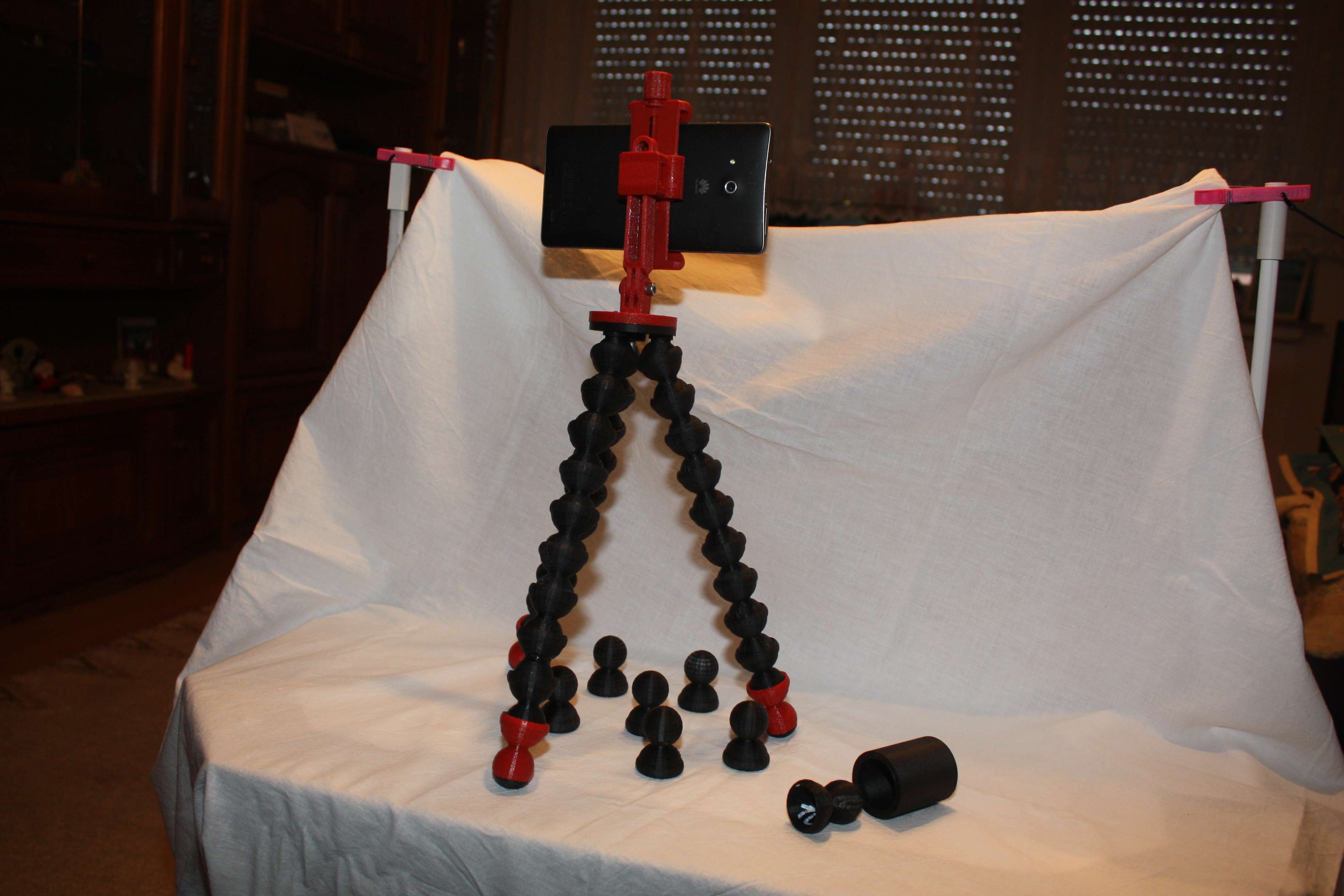 Movable tripod for camera and smartphones (Bewegliches Stativ for Camera and Smartphones)