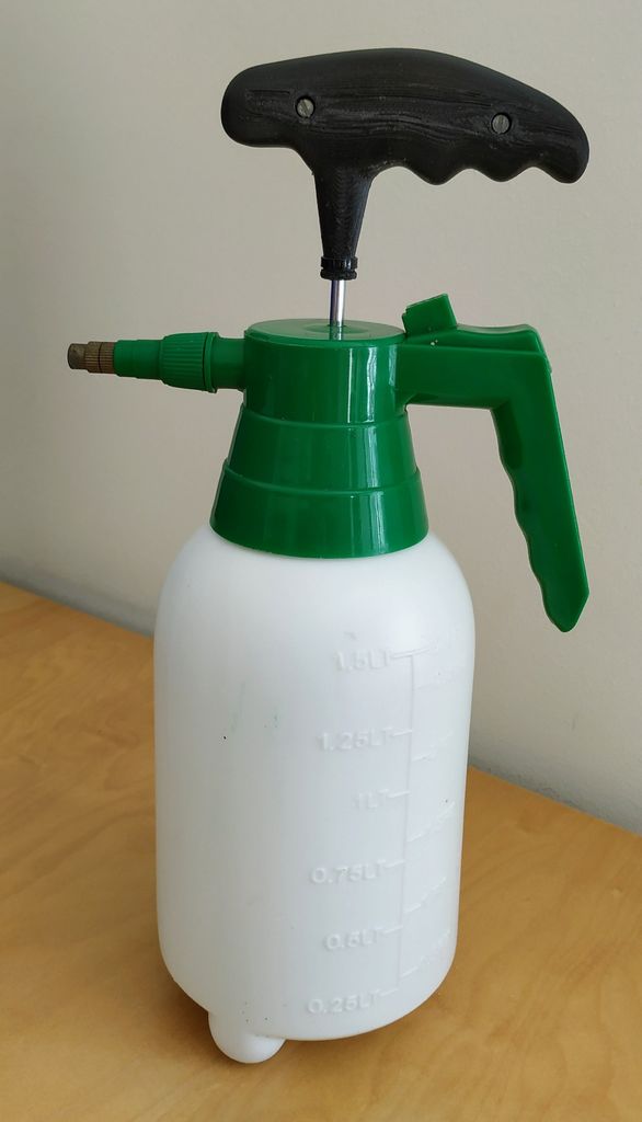 Ergonomic hand grip for manual plant pressure water sprayer 