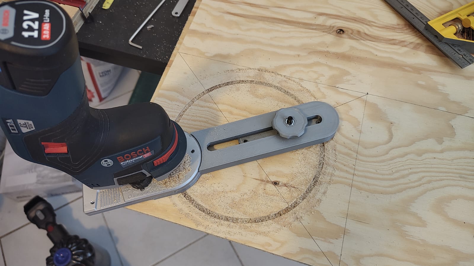 Circle router jig for Bosch GKF 12V-8