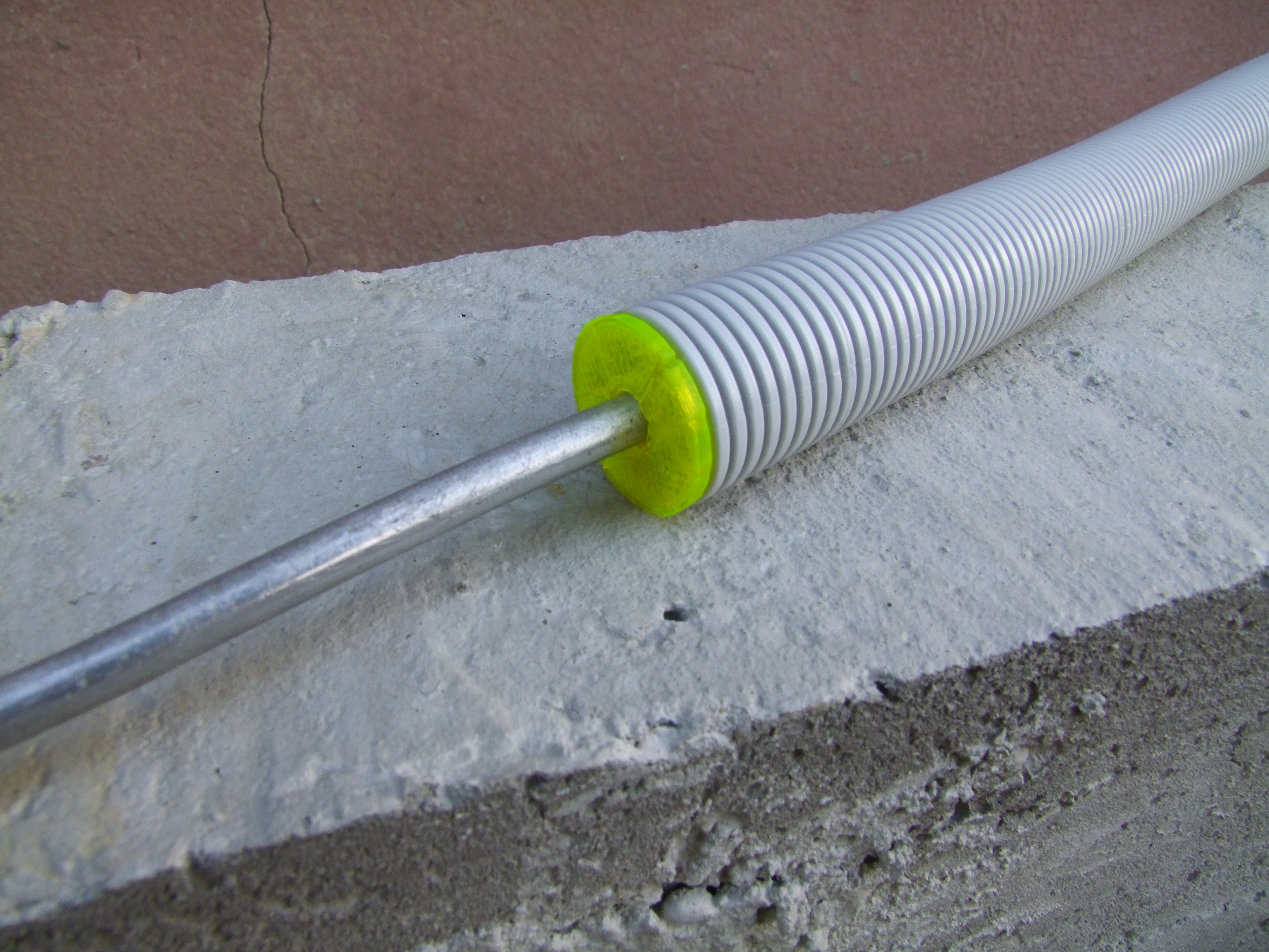 Plug for 32mm plastic pipe and 8 mm wire with ring for 8 mm wire