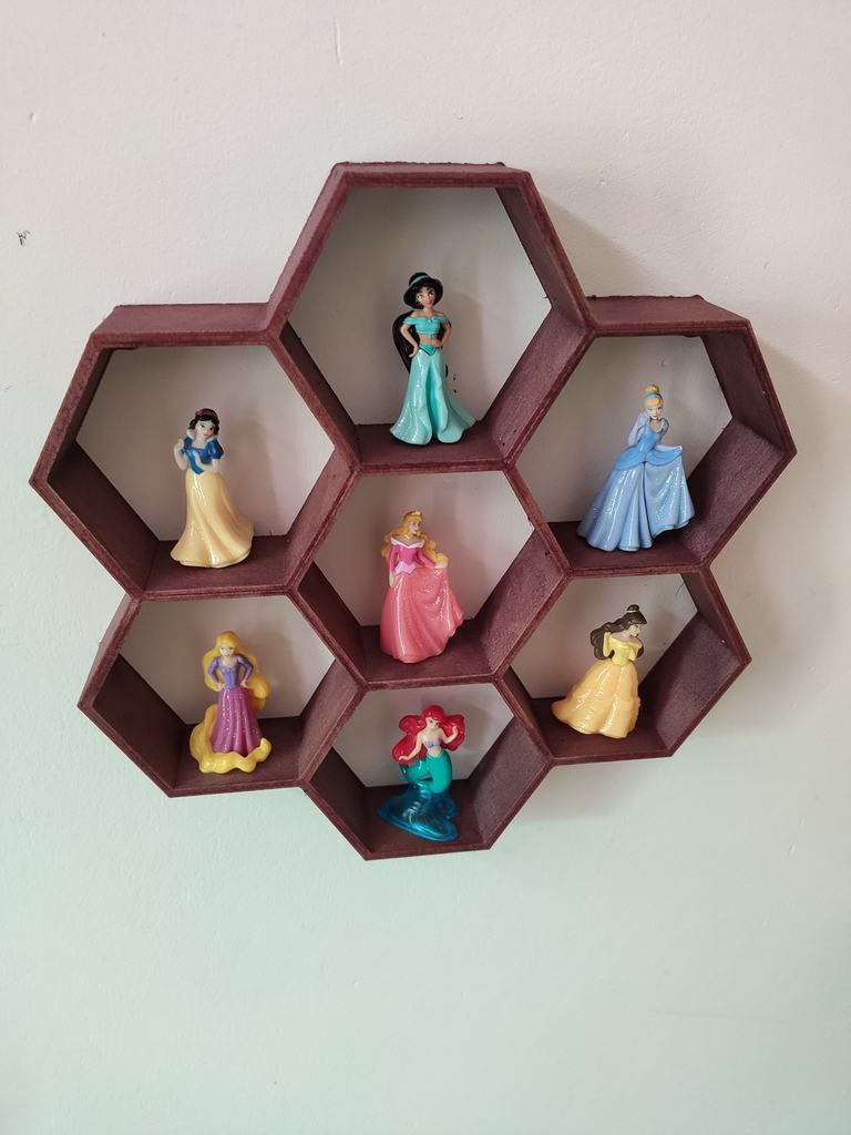 Honeycomb shelf for seven mini figures