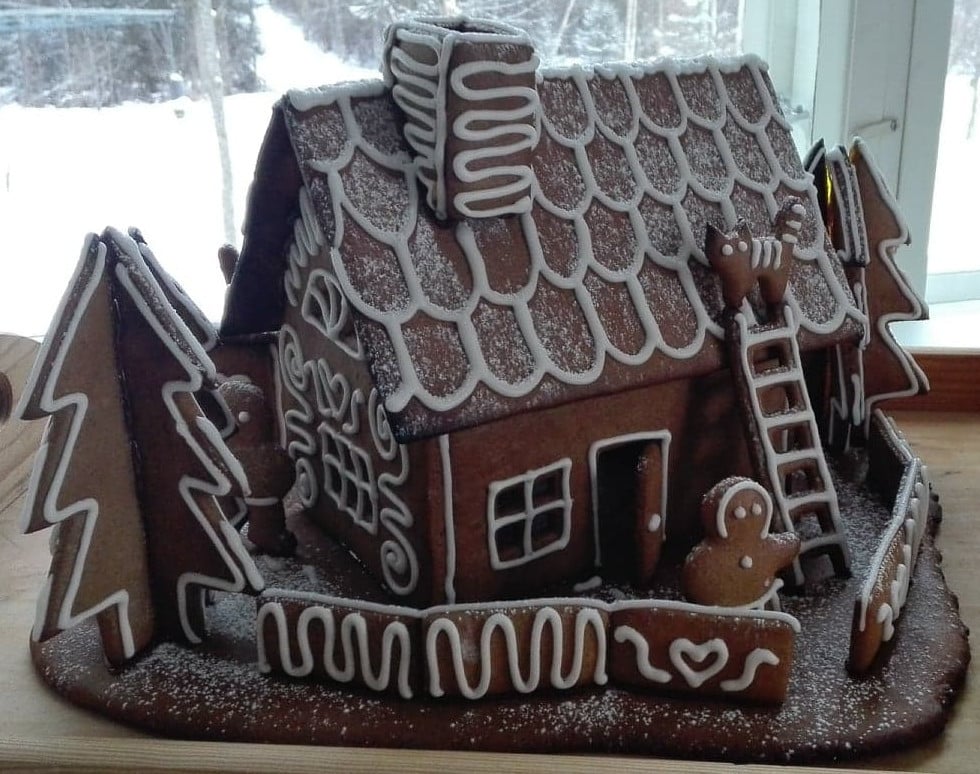 Simple Finnish gingerbread house template with dough recipe