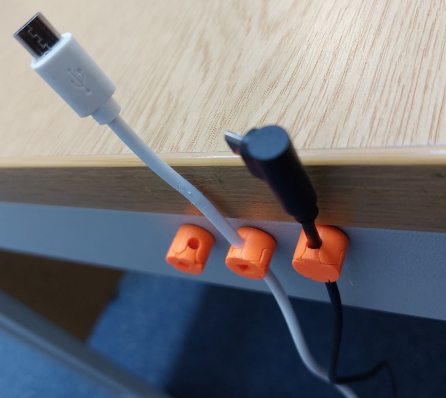 Magnetic cable attachment clip