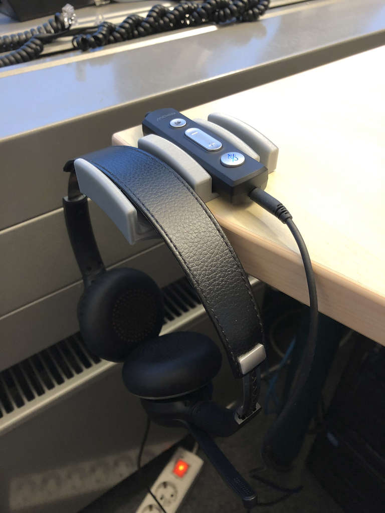 Headset holder for desk top