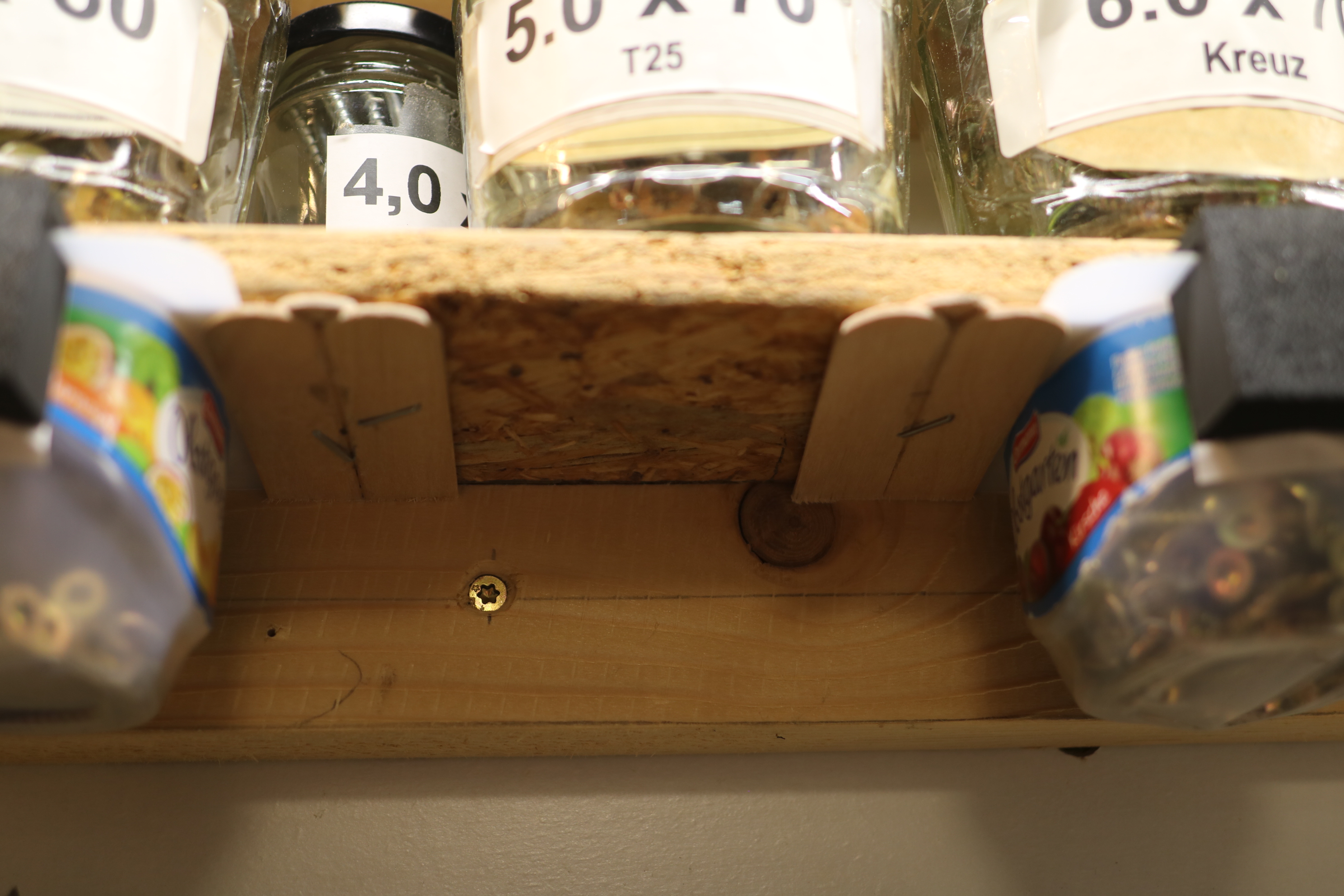 Recycling einer Schale von Obstgarten® als Aufbewahrungsbox - Griff mit Regalschiene
