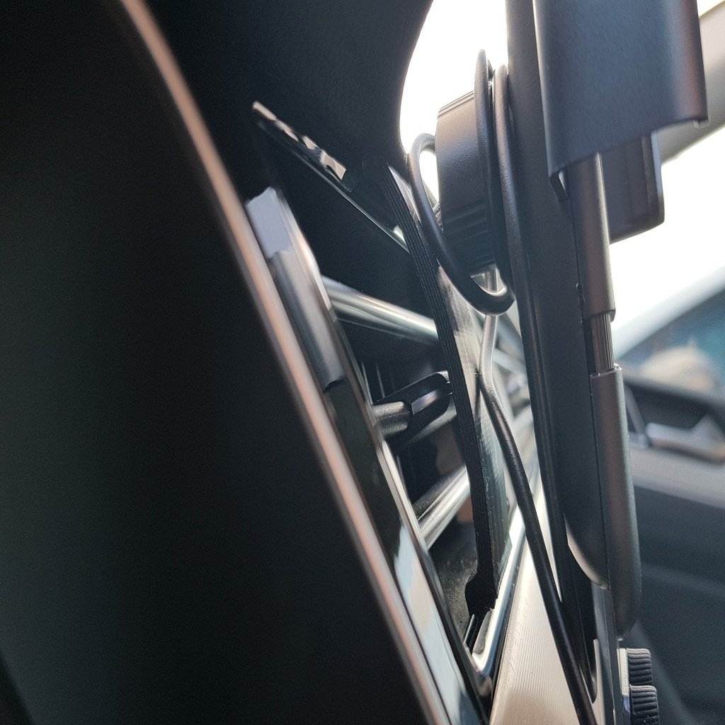 VW Passat B8 Charging device holder