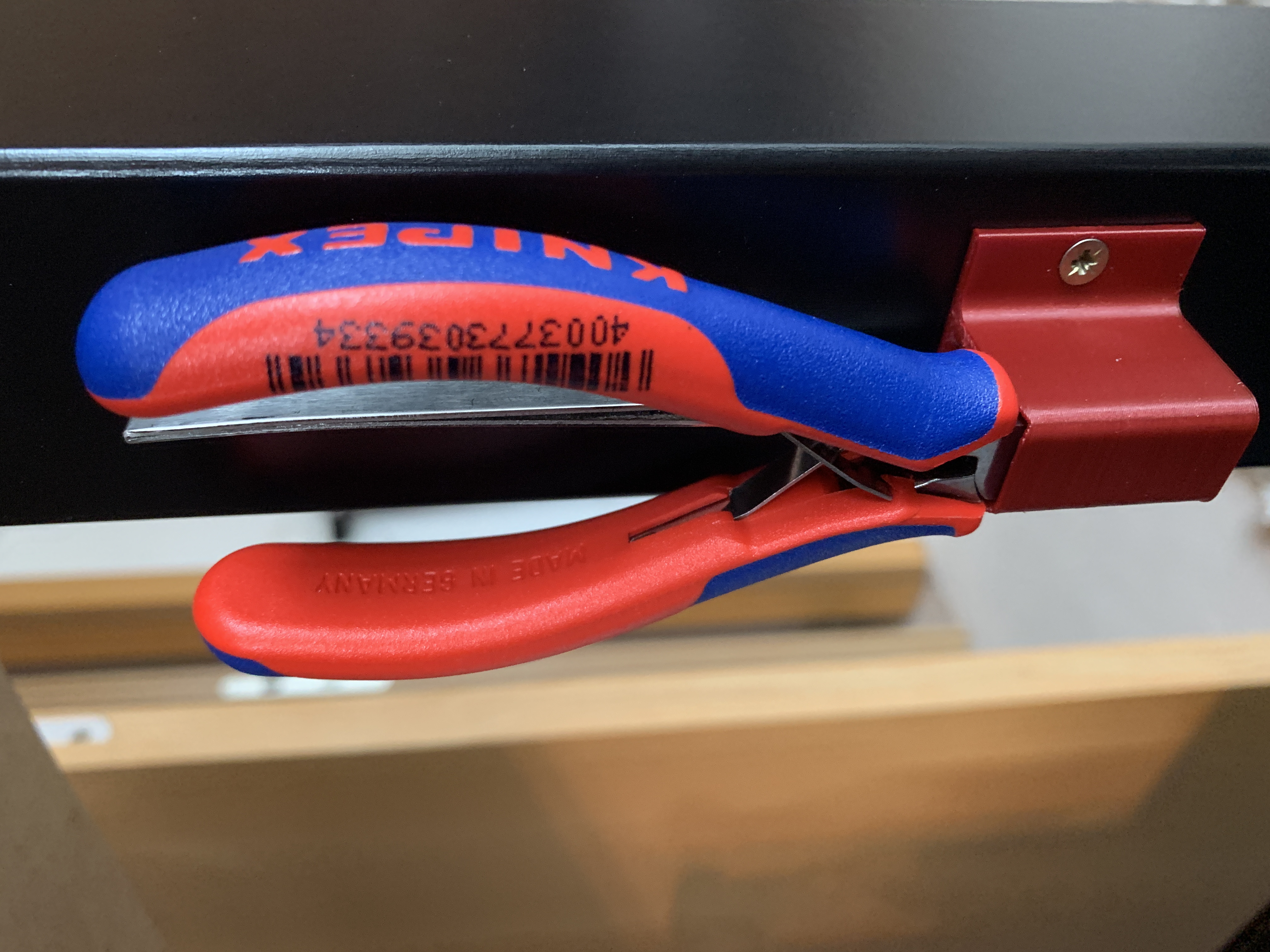 Side cutter holder