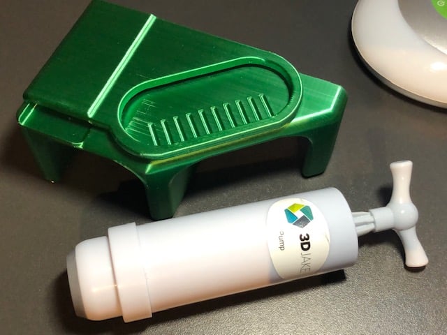 Pump support for vacuum filament storage bags