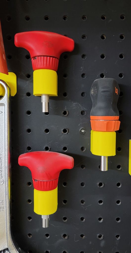 Stubby ratcheting screwdriver pegboard mount