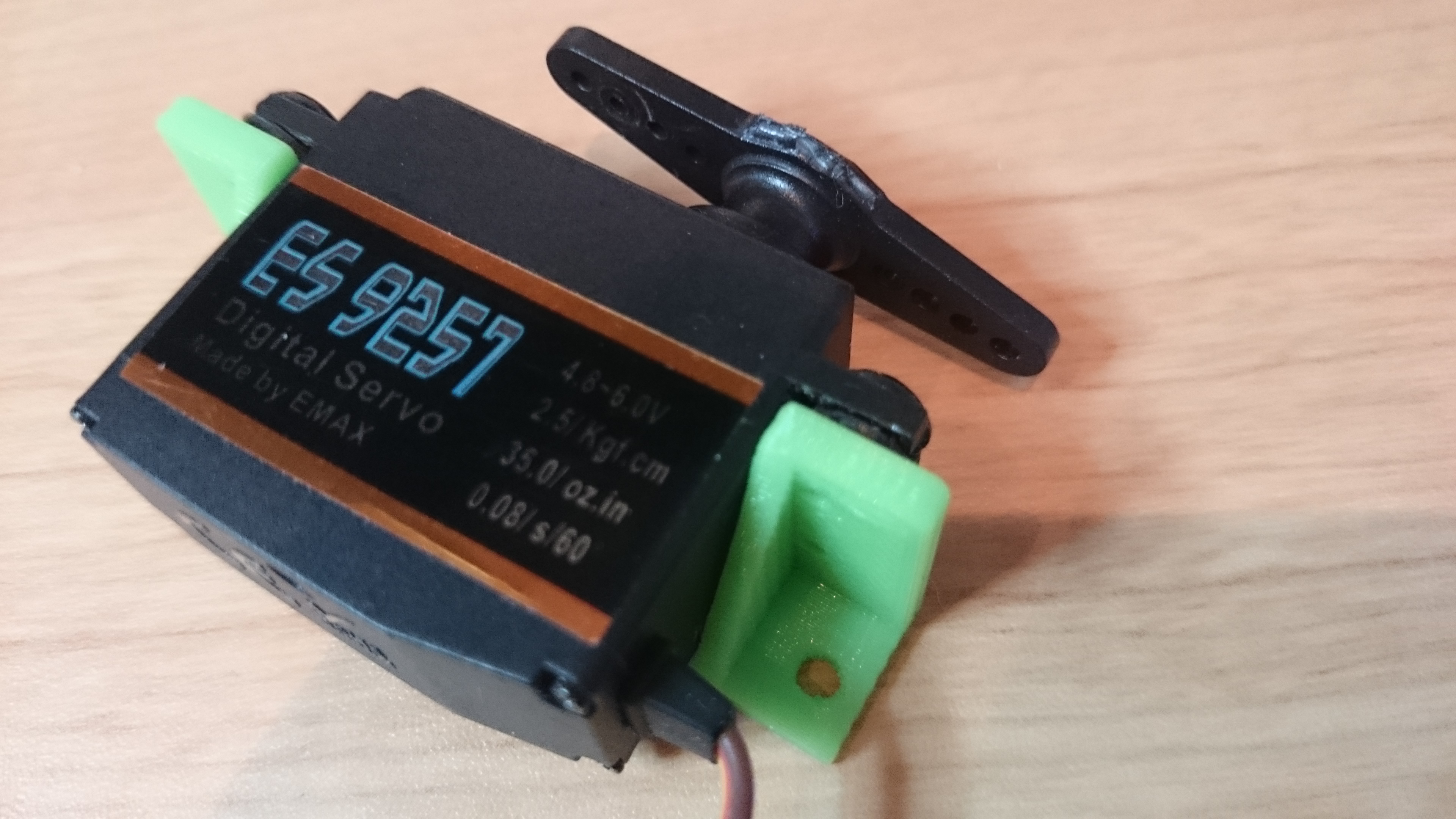 Servo mounting bracket