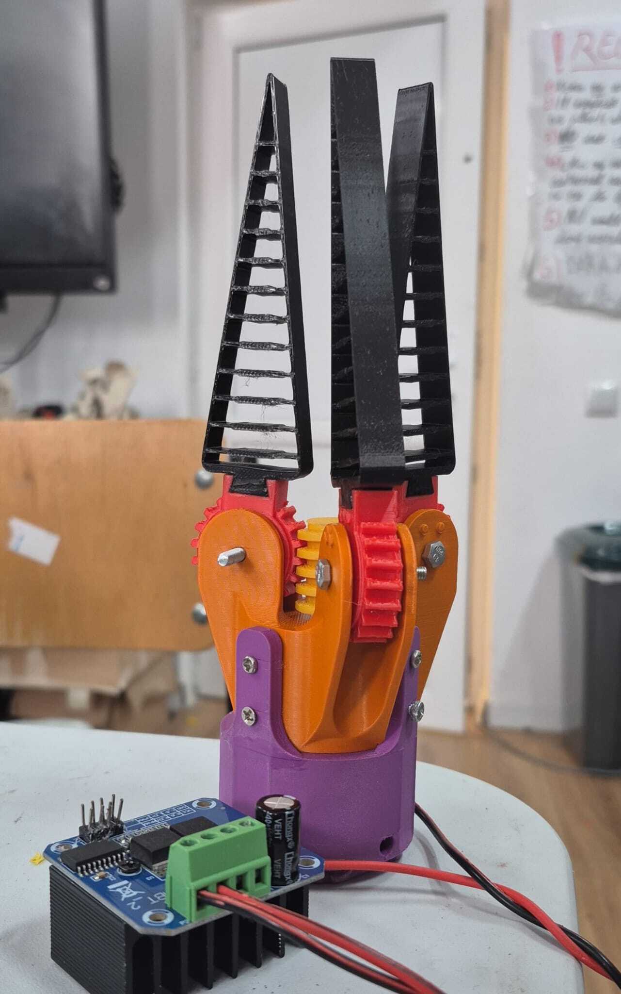 Adaptive gripper with bayonet mount (easily attachable anywhere)