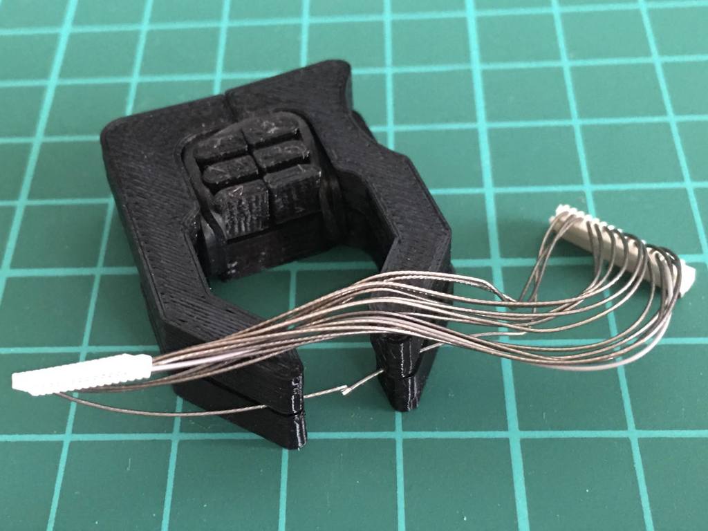 Dual small wire clamp for soldering