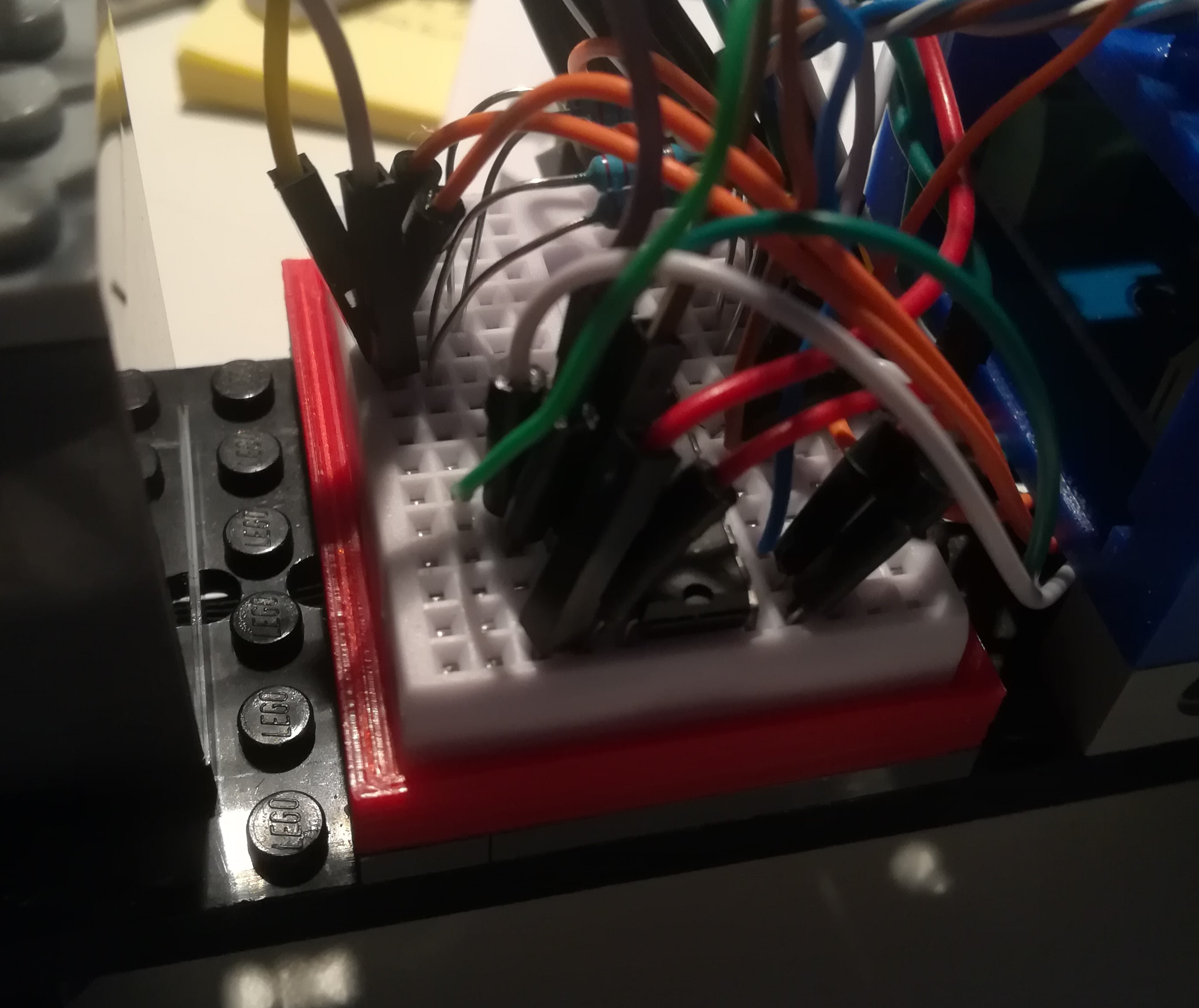 Lego compliant mini-breadboard support - Support pour mini-breadboard compatible Lego