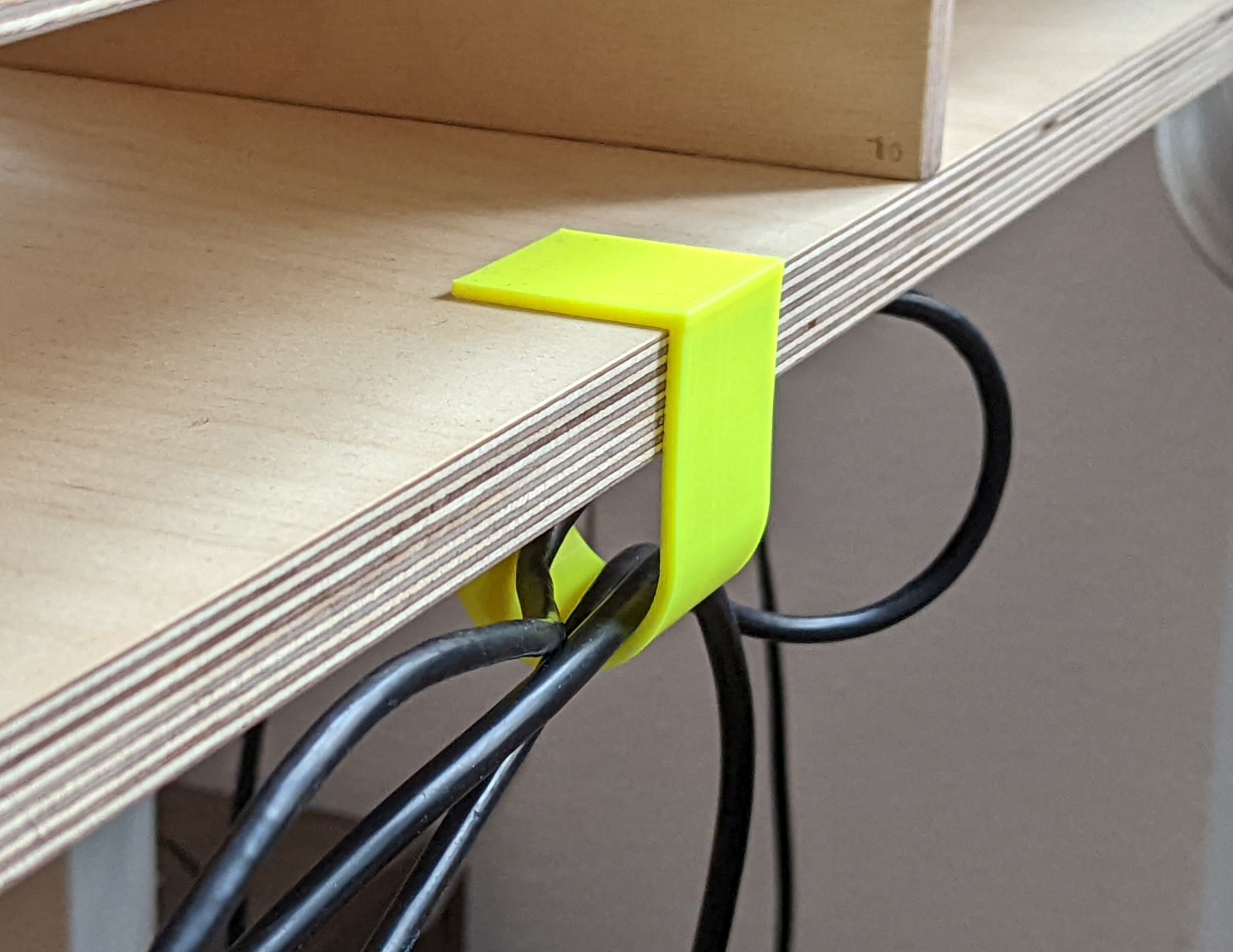 Desk Hugger V2 (fully customizable)
