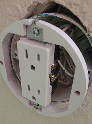 Ceiling Light to Outlet Adapter Mount 