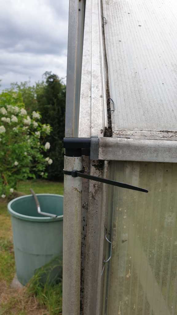 Rain gutter adapter for greenhouse