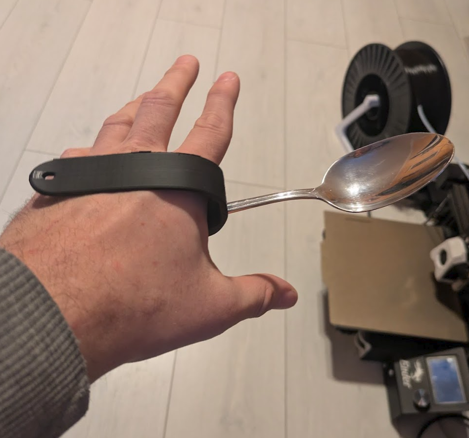 Spoon support with fixator