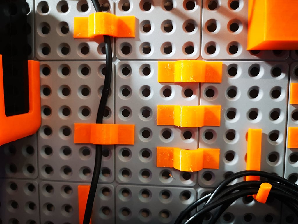 Cable holder for Keter Pegboard