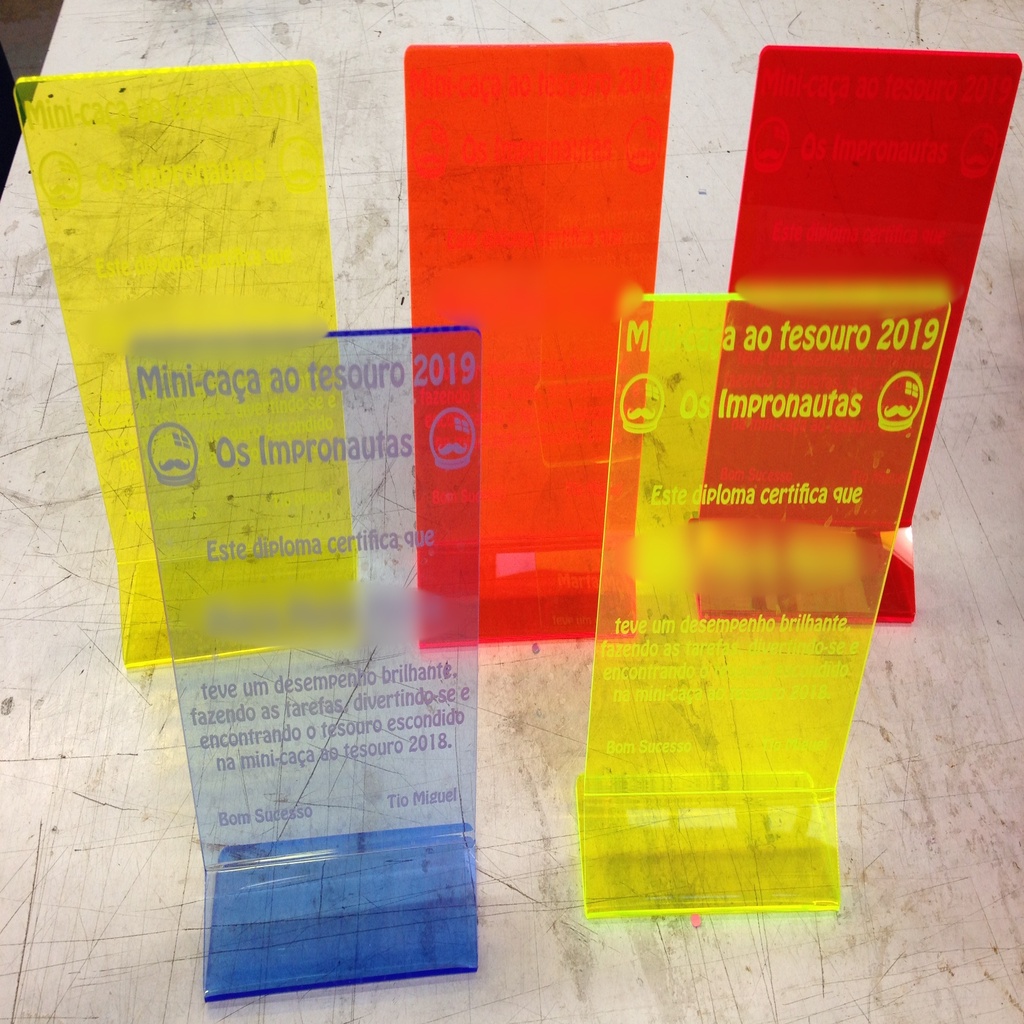Upright diplomas with acrylic bender