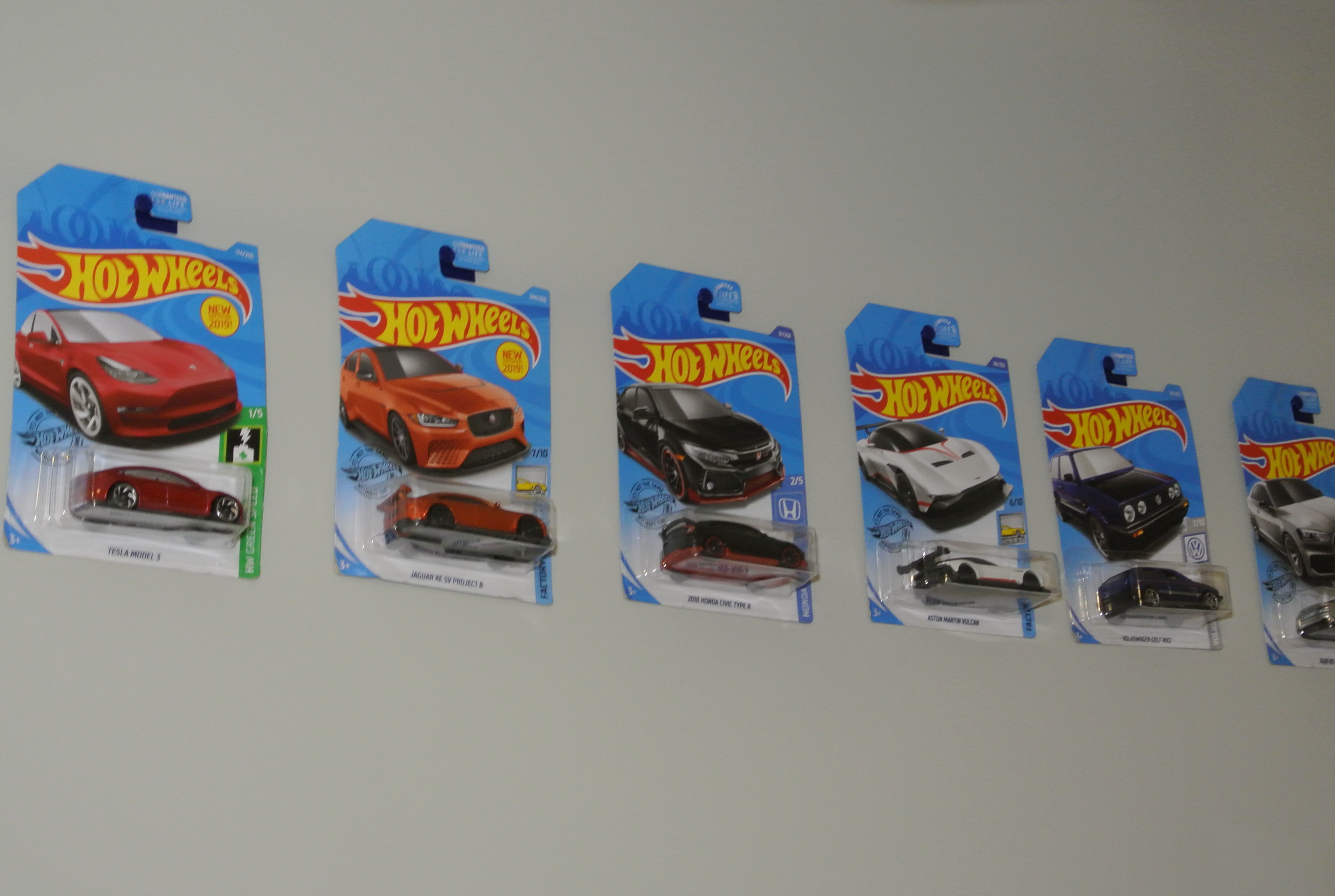 Hot Wheels Wall Mount Display (For small Command strips)