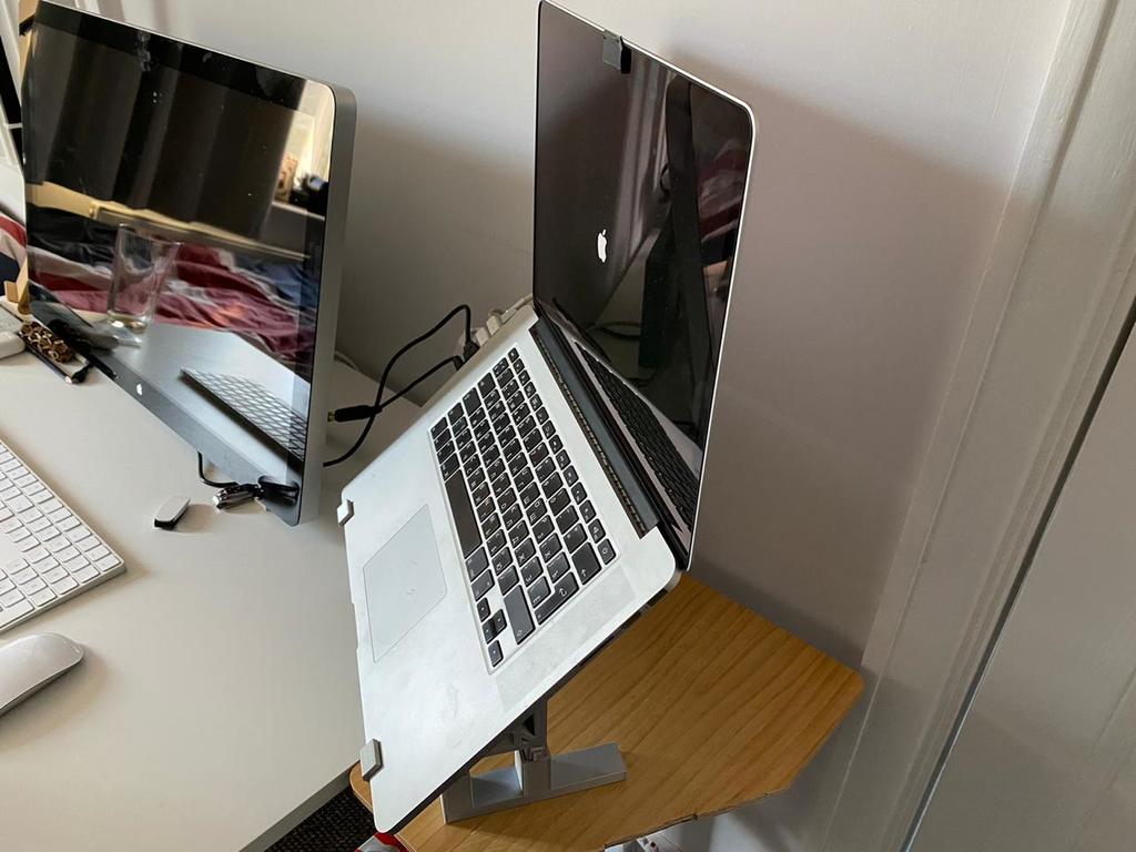 Macbook stand