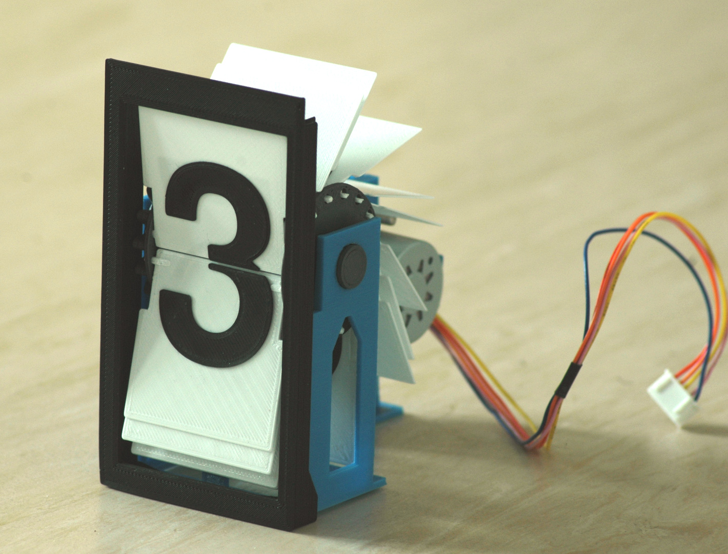 Split Flap Display with 16 Flaps and Minimal Additional Parts