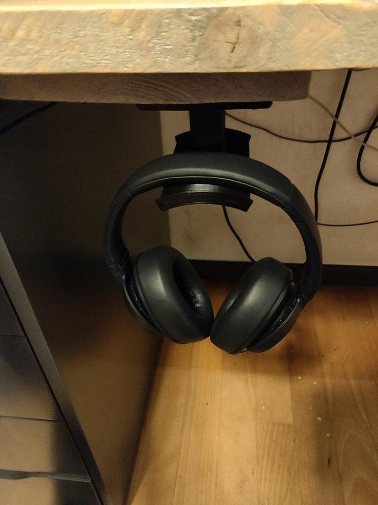 Headphone holder under desk screws (no supports)