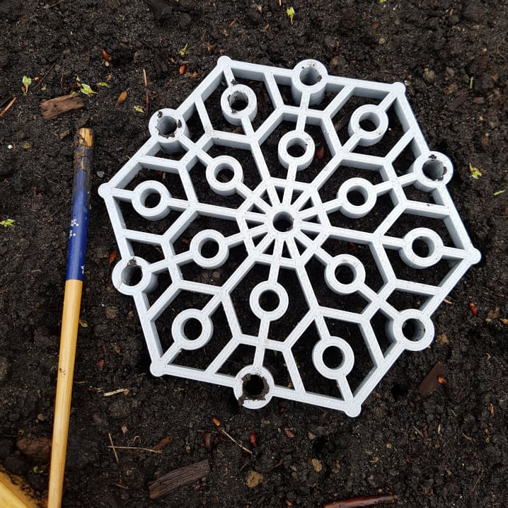 Hexagonal plant spacer