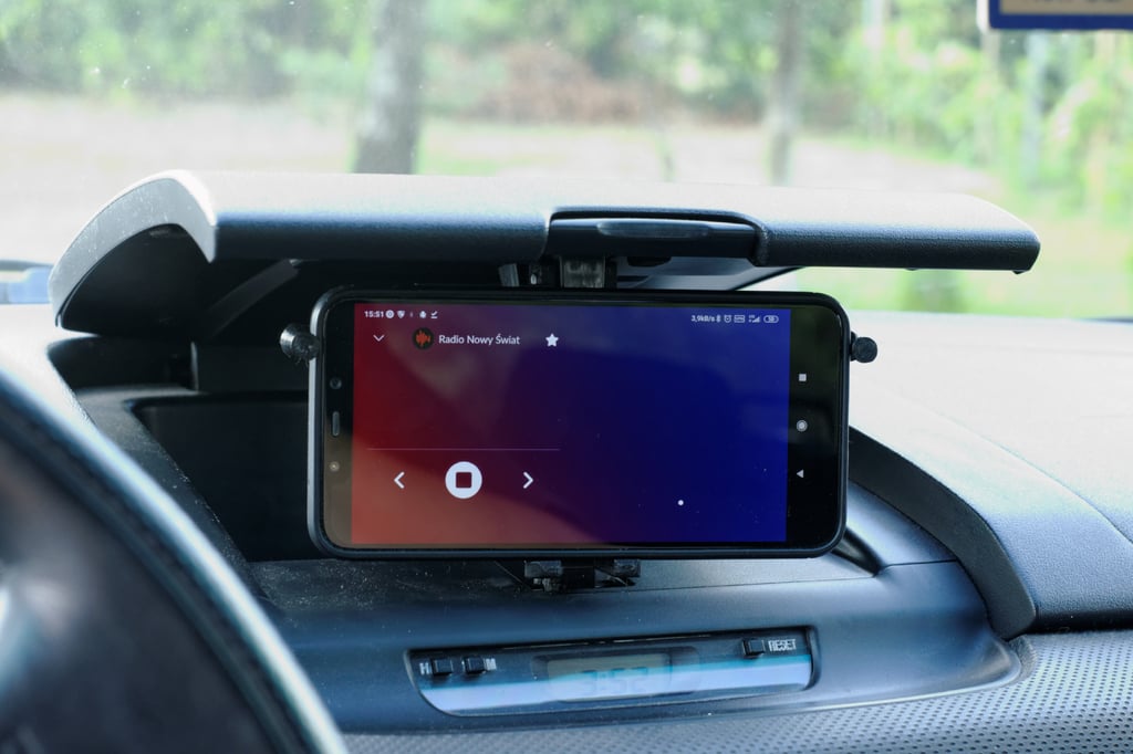 Gravity phone holder for Subaru Forester SG