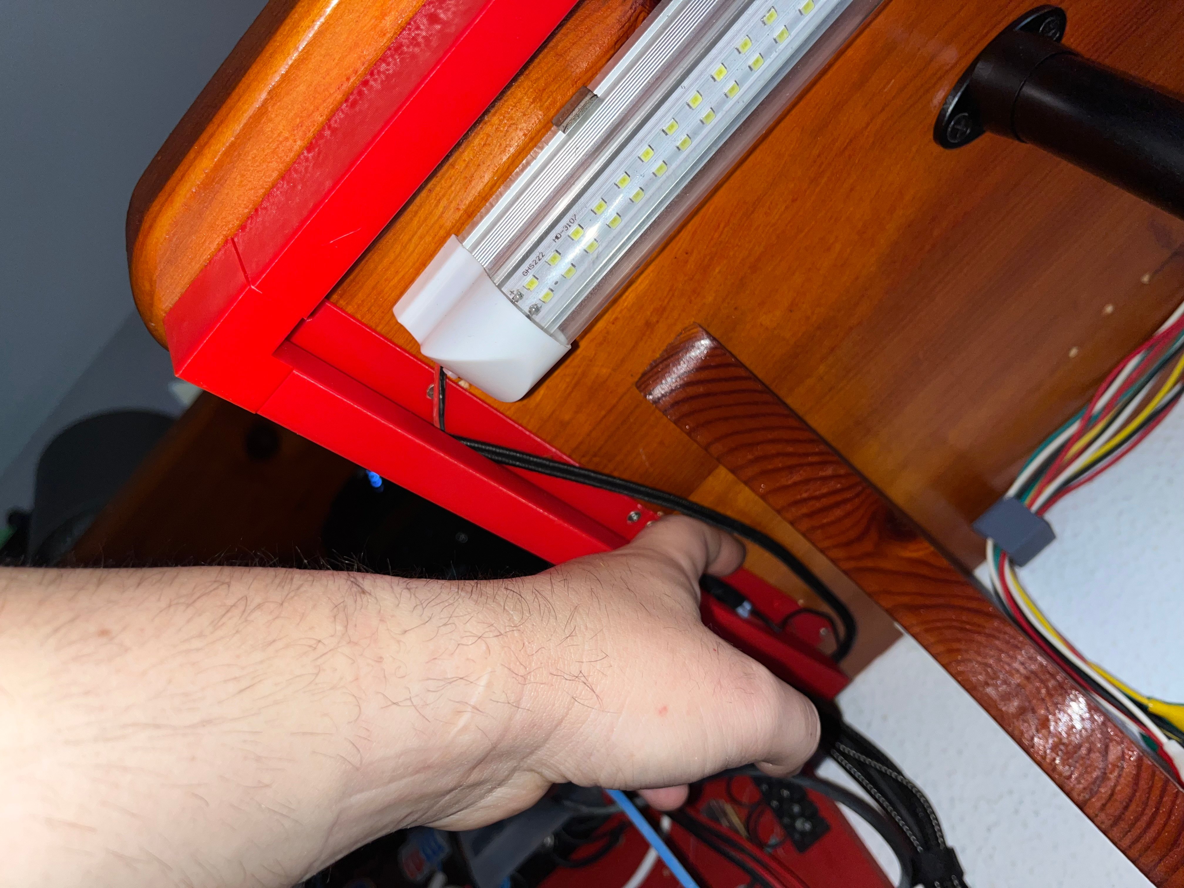 Guía de cables para debajo de mesa o repisa
