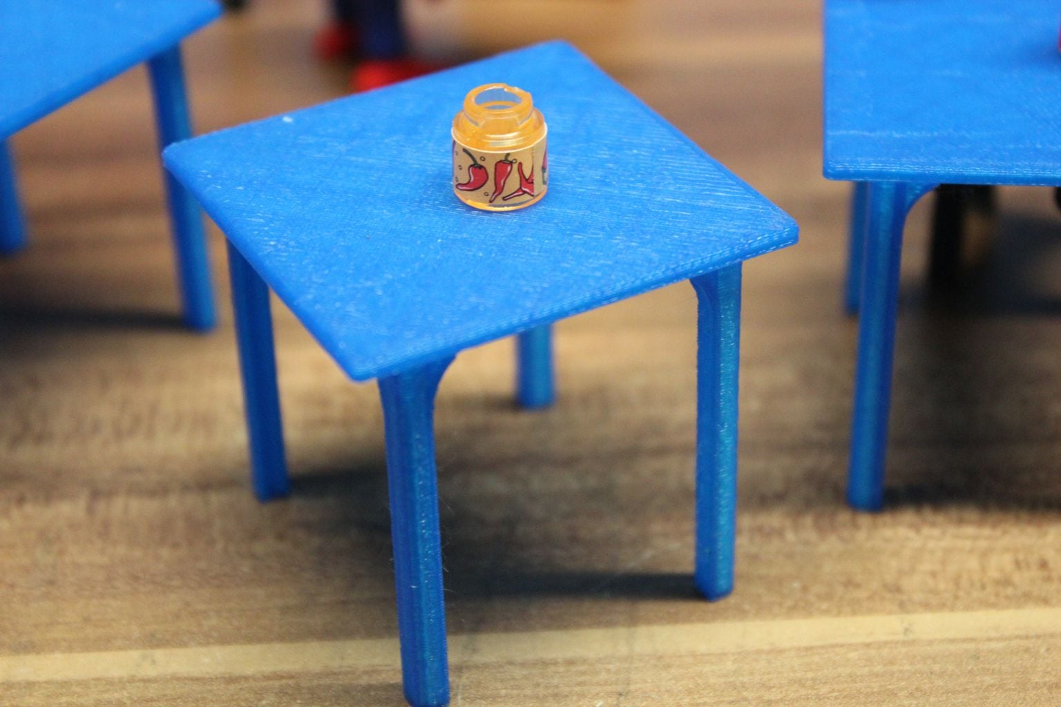 simple table (4 persons) [playfab 181002, playmobil compatible]