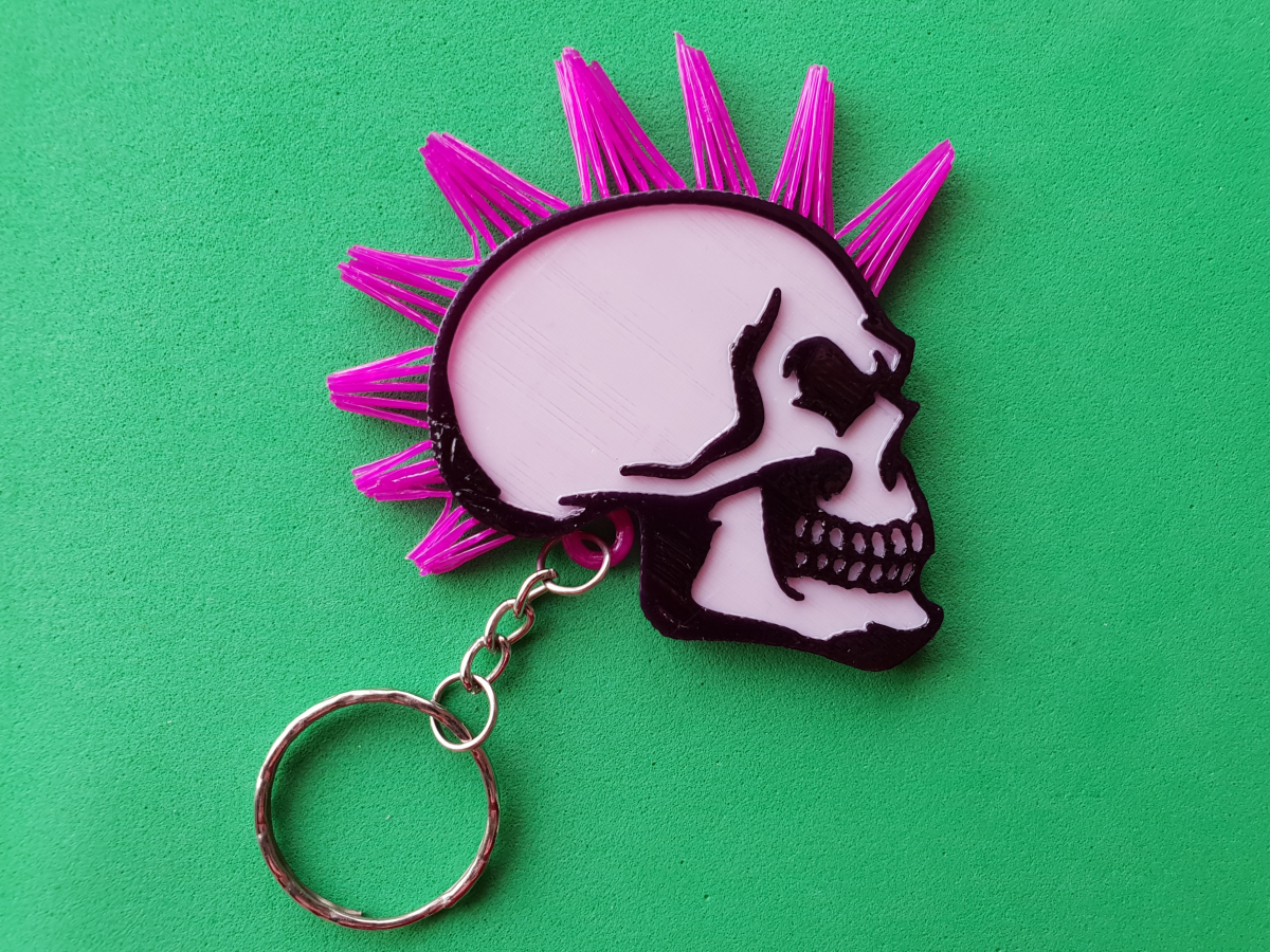 Skull keychain with hair