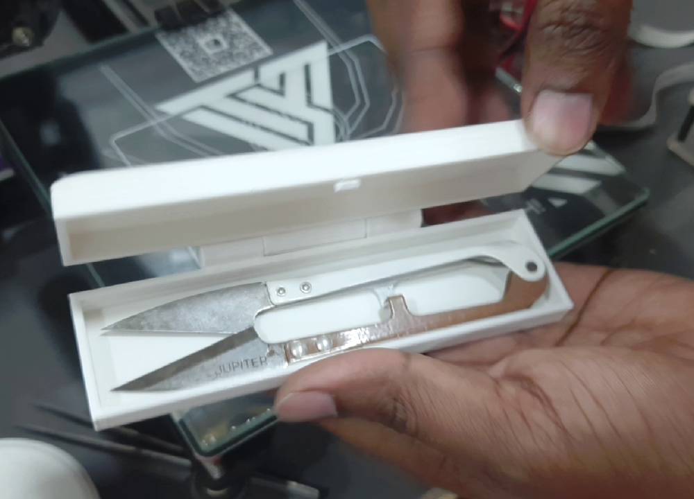 Thread Cutter case/box with hinge