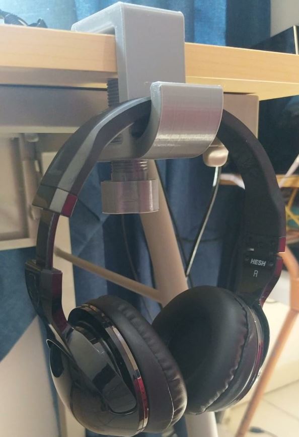 Headphone holder that clamps to your desk