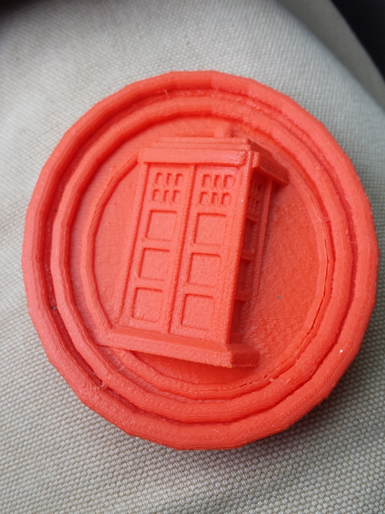 TARDIS comming through a worm hole - Magnet