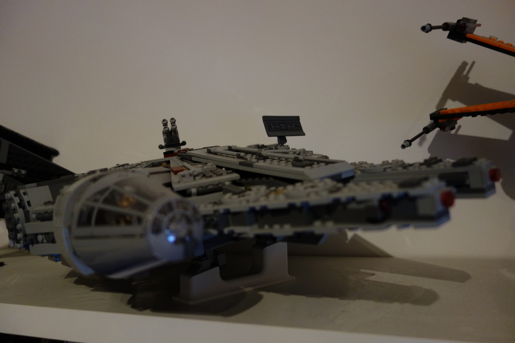  Lego Millenium Falcon stand