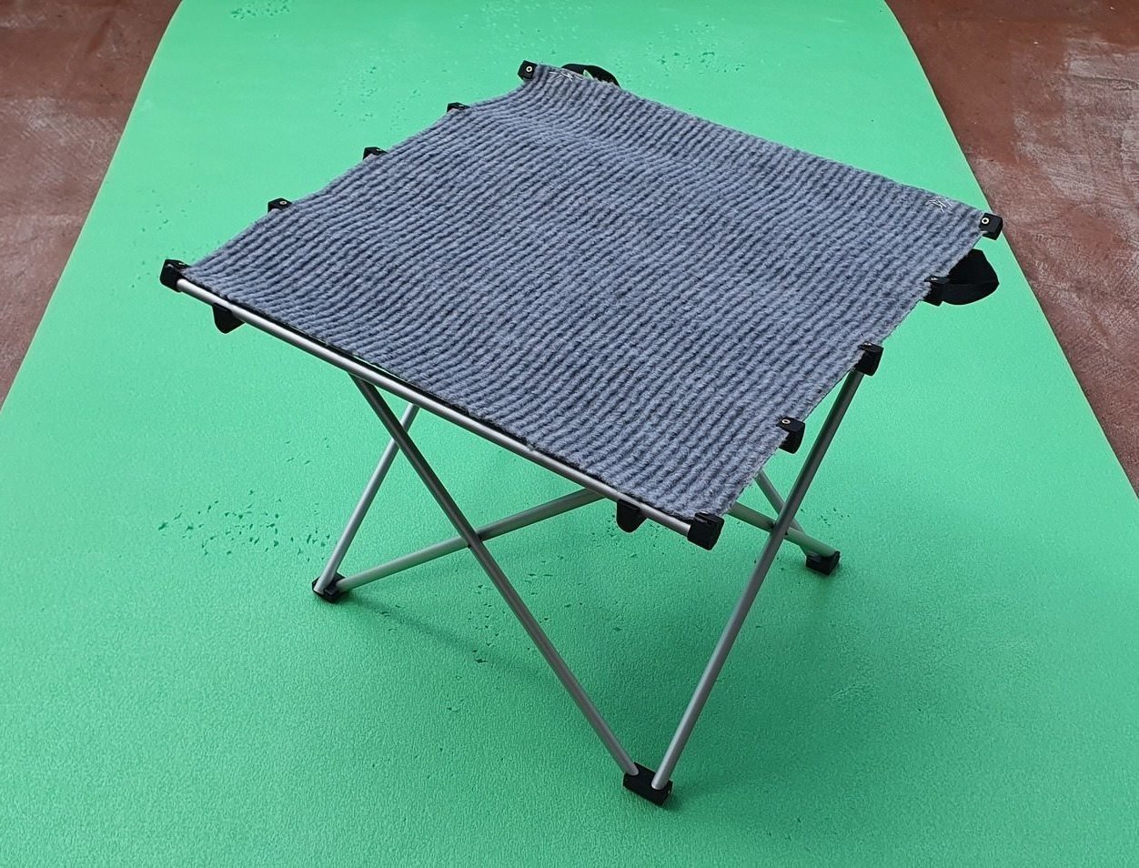 Compact folding table