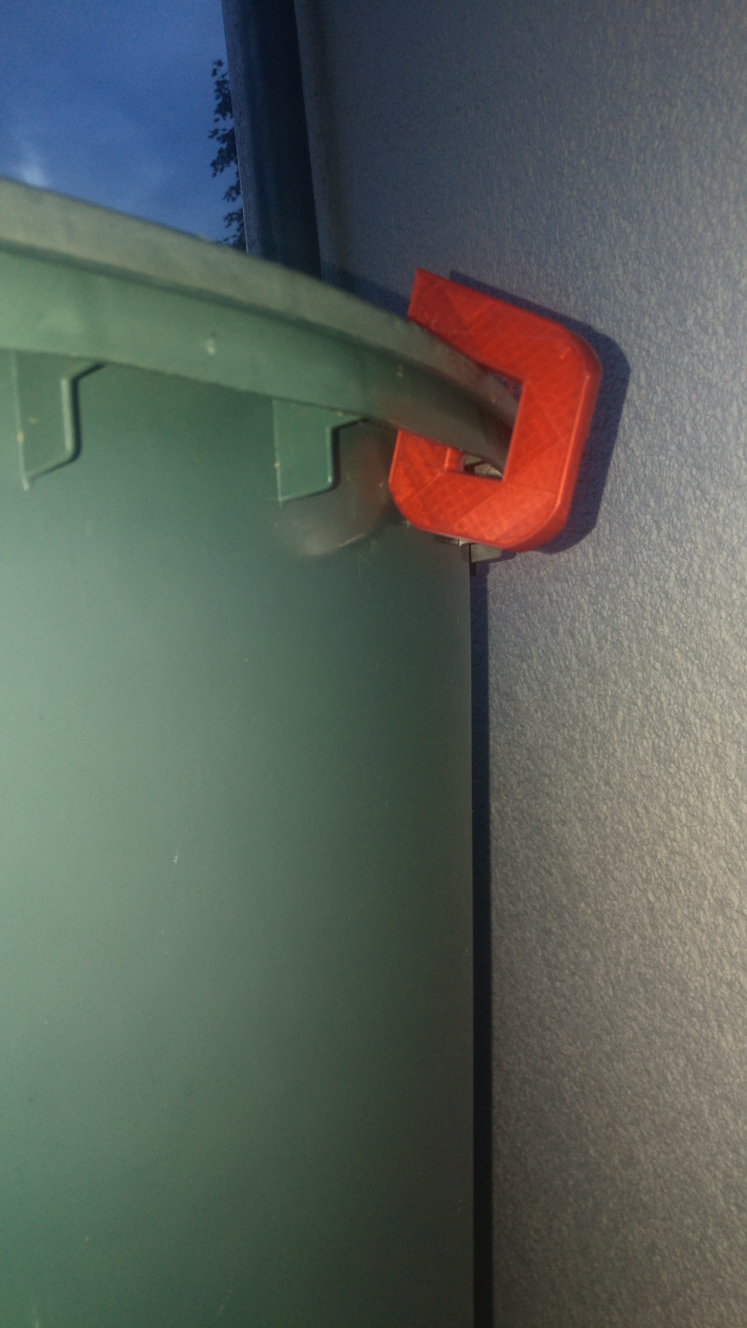 Rainwater barrel lid clamp