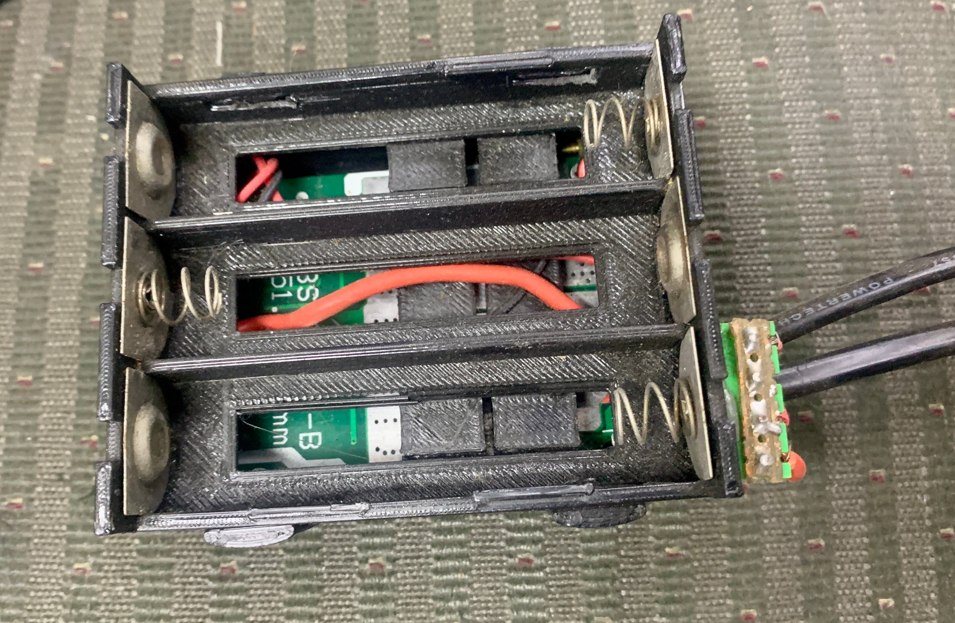 Customizable 18650 cell holder