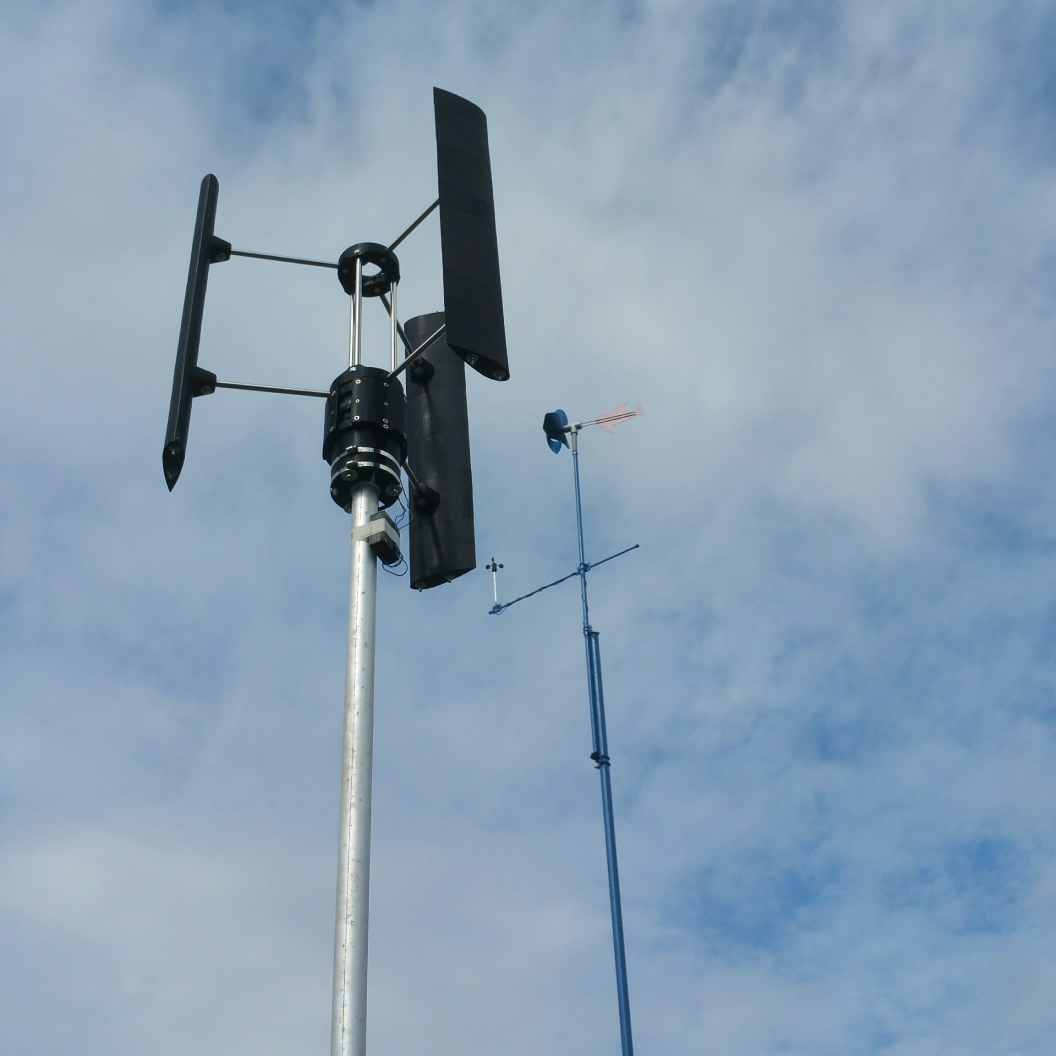 Fonctional eolienne with Darrieus propeller and axial flux generator