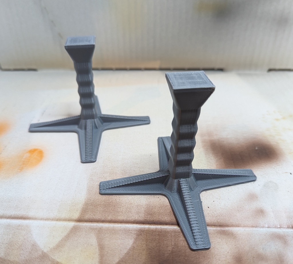 Model handle / plinth / holder for painting and airbrushing 