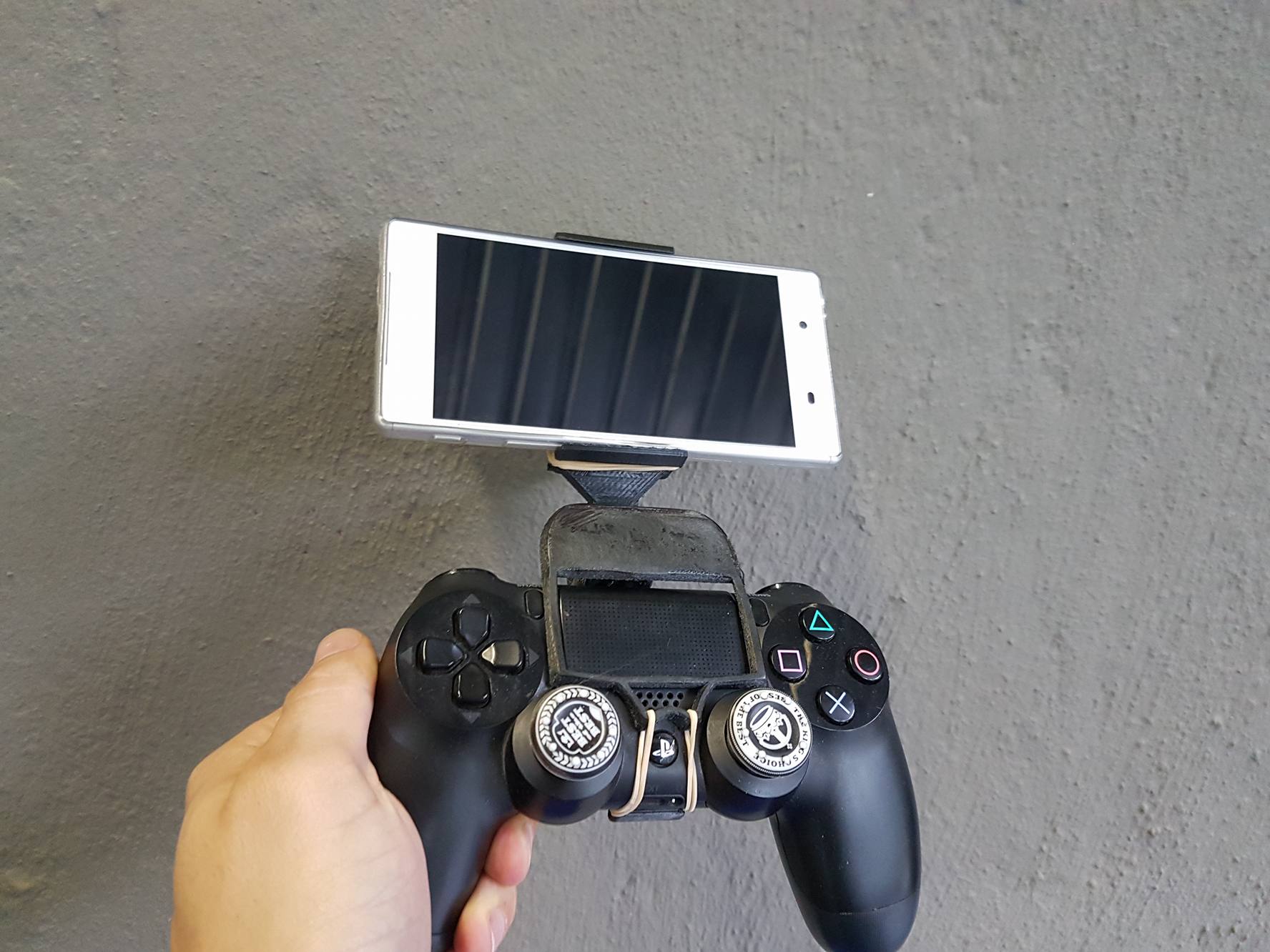 ds4 phone clip