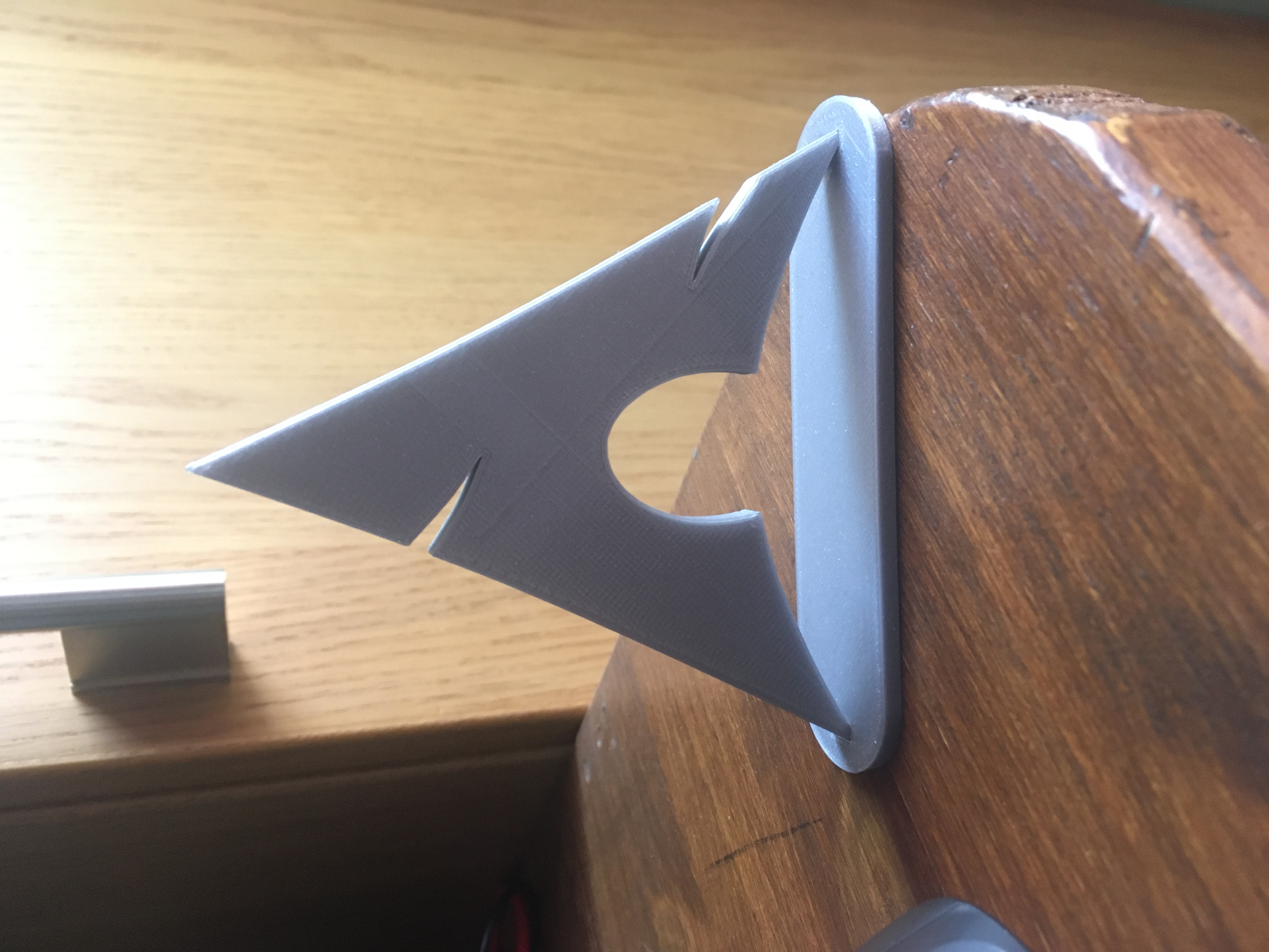 Arch Linux logo stand