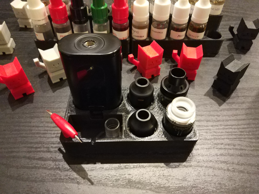 Eleaf invoke and atomizers stand