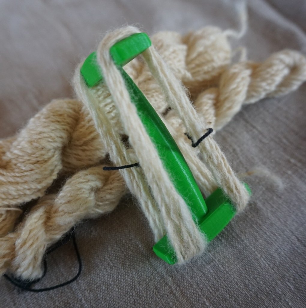 Small niddy noddy for sample skeins